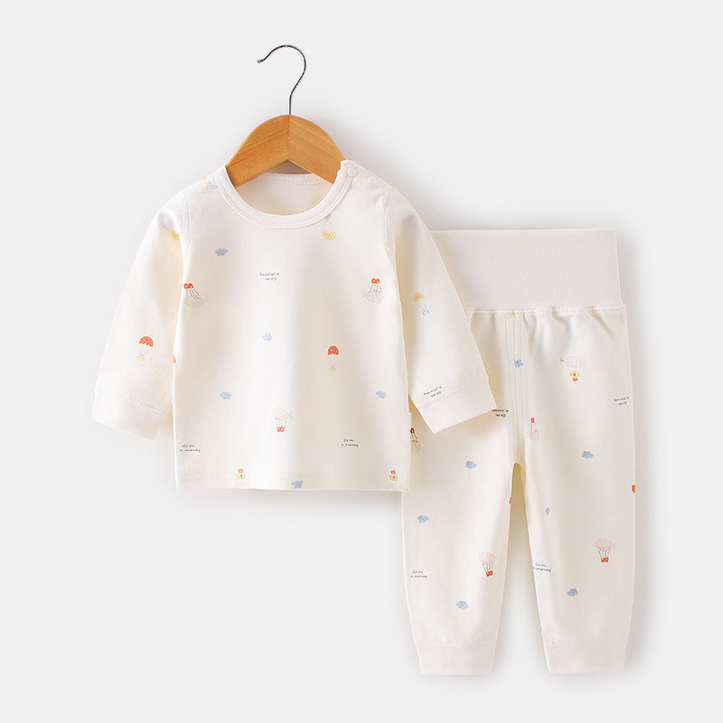 異なるサイズのベビーパジャマをサイズ順に並べた比較写真
