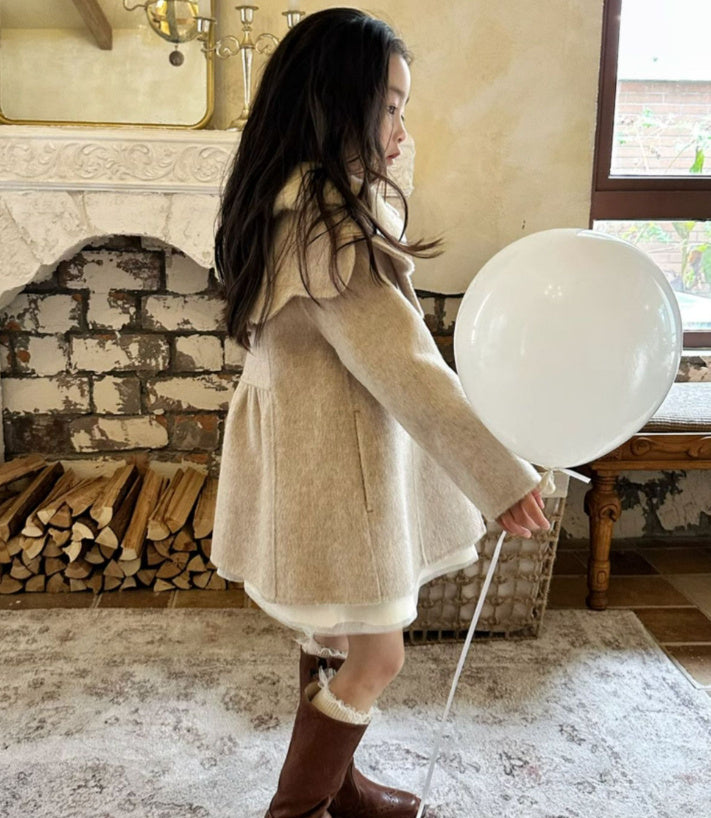 コートをハンガーに掛けたディスプレイショット
