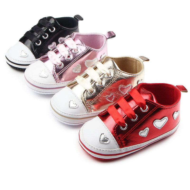 4色のベビーハートシューズを横一列に並べたカラーバリエーション画像
