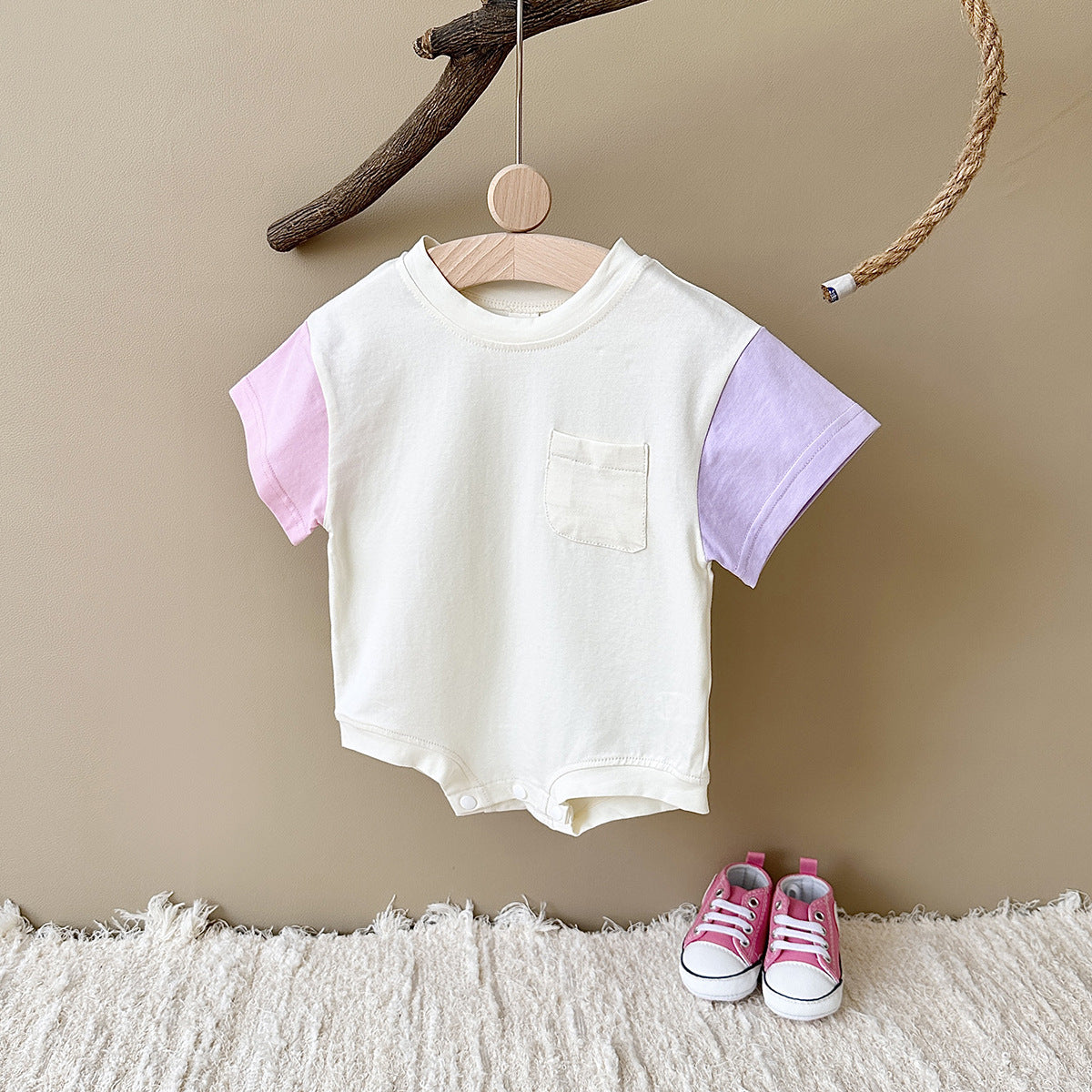 ピンク袖とパープル袖のベビー半袖ボディスーツ ポケット付き正面デザイン
