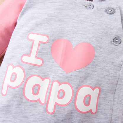 前開きスナップボタン付きグレーベビーカバーオール I LOVE PAPAロゴの胸元デザイン
