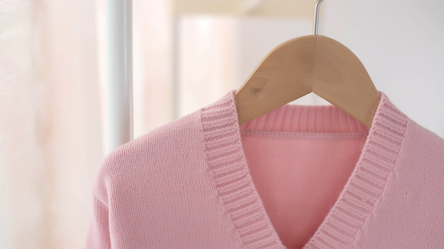 レッドカラーのリボン付きベビーアウター
