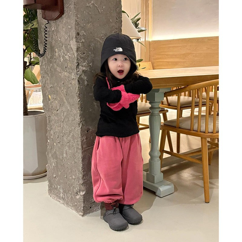 ローズレッドの女の子用フリーススウェットパンツを着用した脚元の正面シルエット写真
