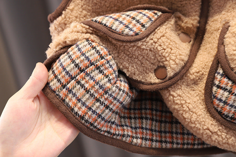 防寒性の高いフリースベストを着たベビーのイメージ写真
