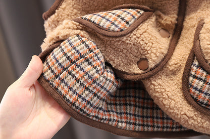 防寒性の高いフリースベストを着たベビーのイメージ写真
