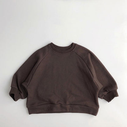 パンツともスカートとも合わせやすいキッズスウェット
