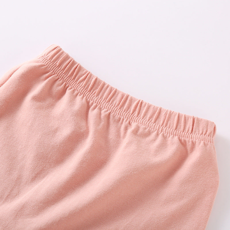 英字プリントのナチュラルデザインがかわいいベビーセットアップ
