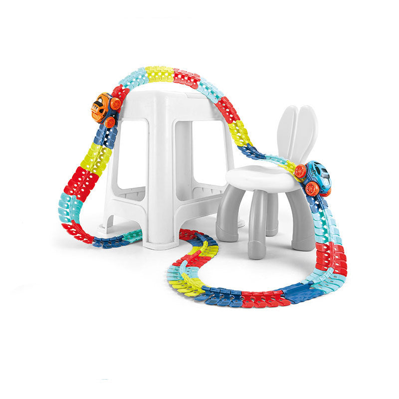 椅子をくぐるようにループ状に組まれたフレキシブルレールと電動カーが走行している様子
