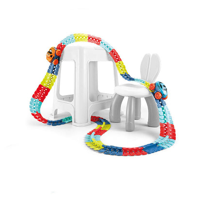 椅子をくぐるようにループ状に組まれたフレキシブルレールと電動カーが走行している様子
