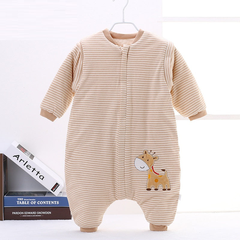 ボーダー柄と鹿モチーフが際立つベビー中綿カバーオール前面ディテール
