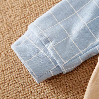 ブルーチェック柄シャツ袖の生地感がわかるベビーコットンロンパースのアップ
