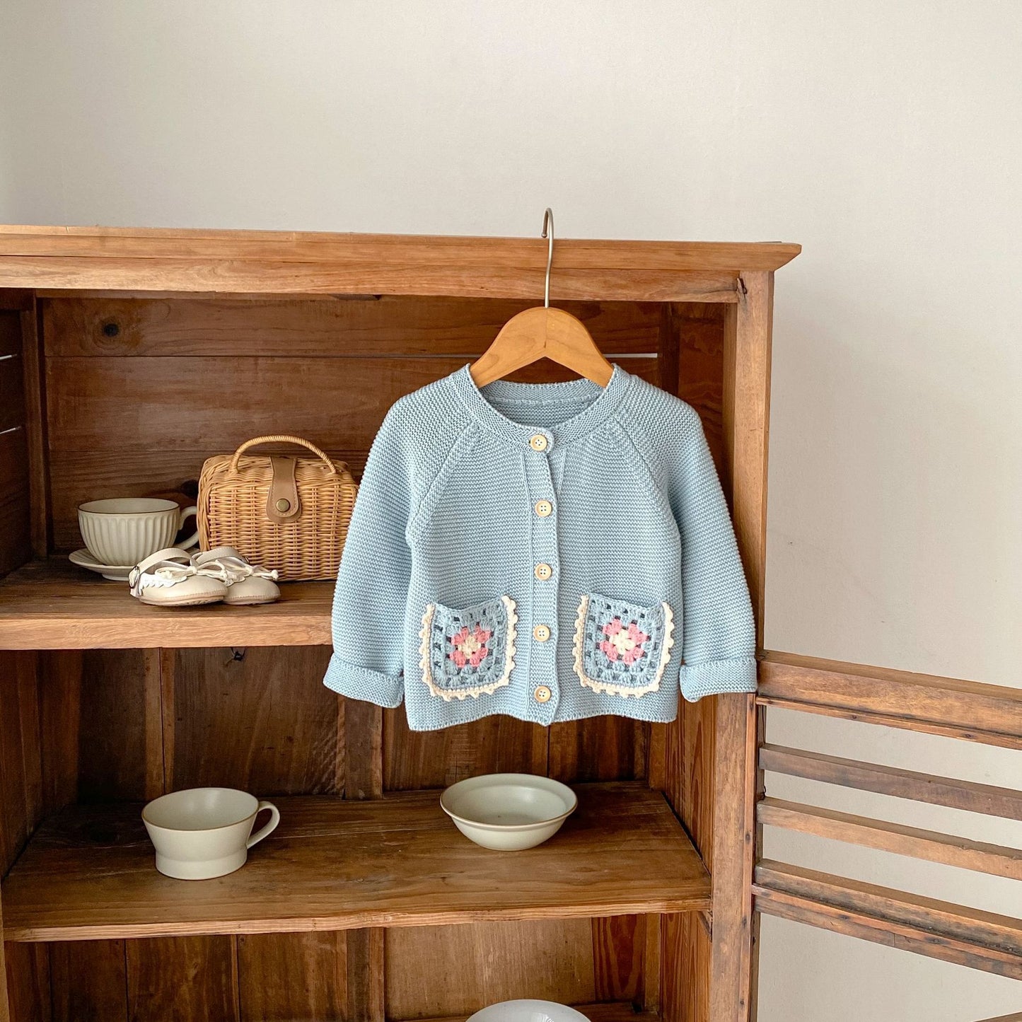 ボタンを留めた状態の手編み風カーディガン
