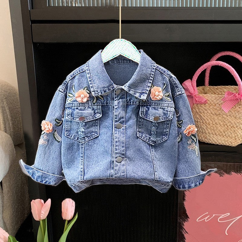 フラワーデニムジャケットの花柄刺繍部分のアップ
