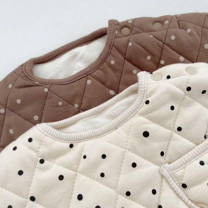 ラウンドネックで首元をやさしく包むベビー用キルティングコート
