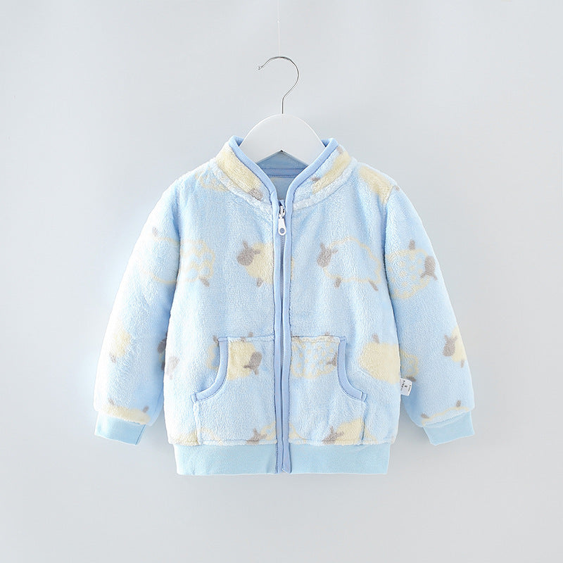 ブルーラム柄のふわふわ起毛フランネル生地が分かる子ども用アウターのアップ
