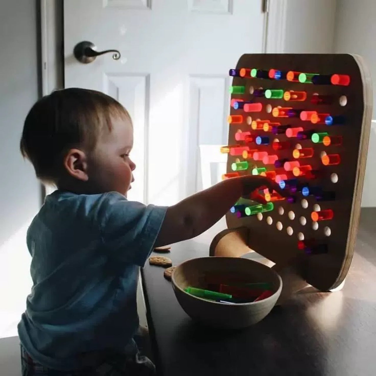 カラフルな光導棒を差し込む子ども
