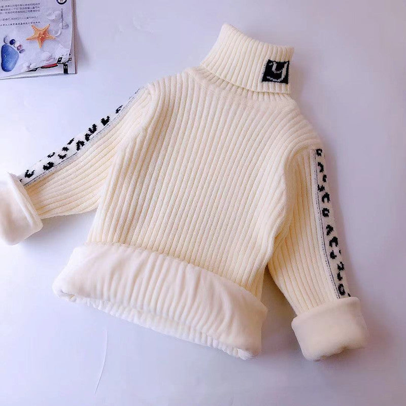 ベージュ裏起毛の子どもタートルネックニットセーター
