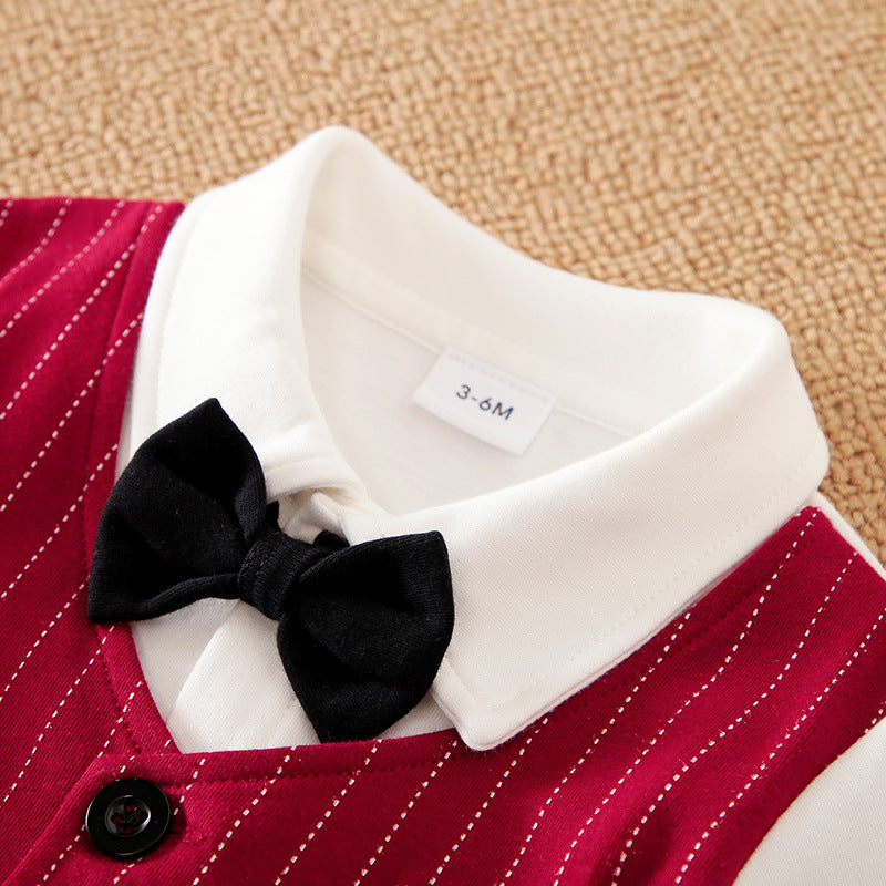 白い襟と蝶ネクタイが映えるフォーマル風カバーオールの首元ディテール
