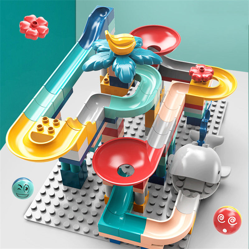 透明パーツの中をボールが通過しているのが見えるアップ写真
