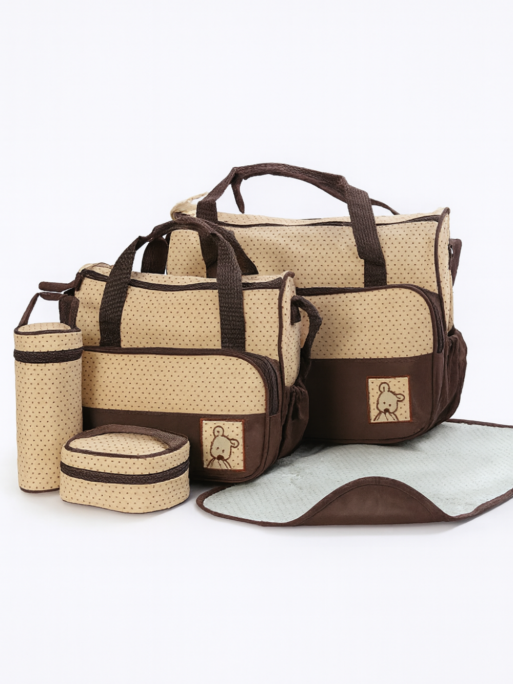 ブラウンカラーのマザーズバッグと小バッグを斜めから撮影した画像（マザーズバッグ ブラウン ベビー必需品収納）
