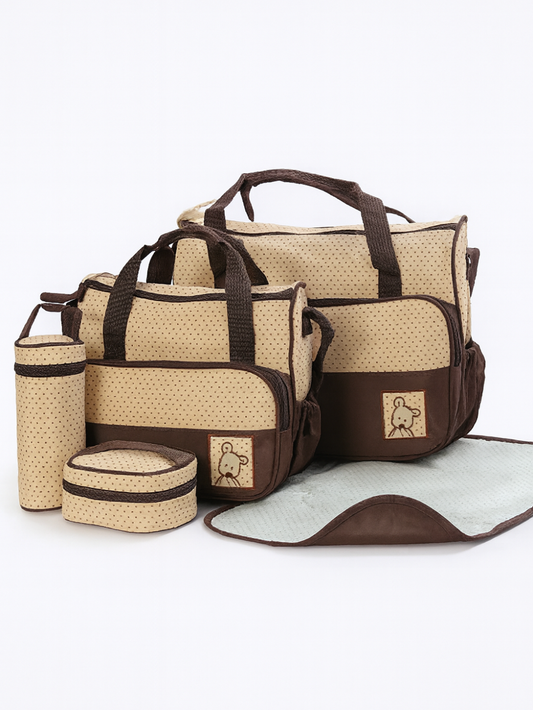 ブラウンカラーのマザーズバッグと小バッグを斜めから撮影した画像（マザーズバッグ ブラウン ベビー必需品収納）
