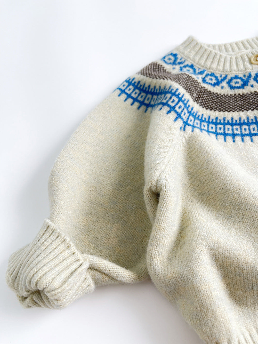 袖口と裾のリブ編みディテールがわかるキッズニットプルオーバーの近接画像
