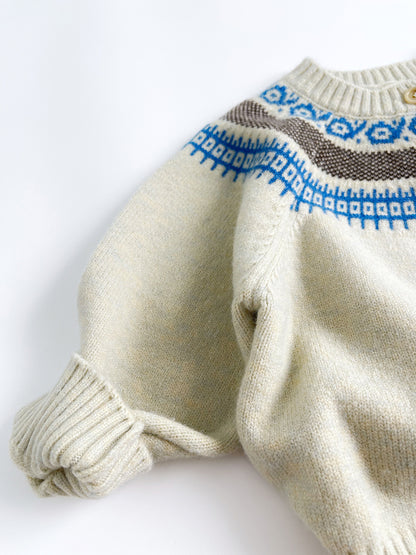 袖口と裾のリブ編みディテールがわかるキッズニットプルオーバーの近接画像
