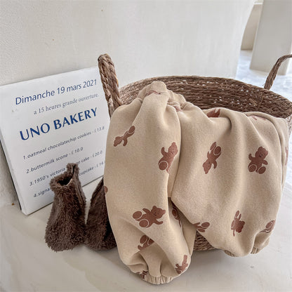 ゆったりとしたワイドシルエットで動きやすそうなくま柄子どもパンツのサイドビュー
