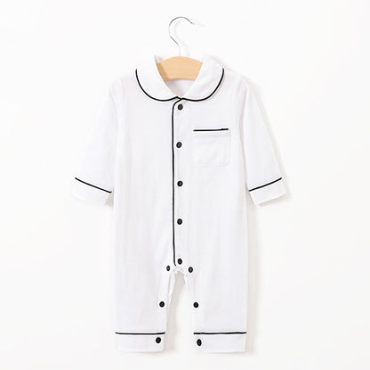 ホワイトの前開きボタン付きベビーカバーオールの全体デザイン
