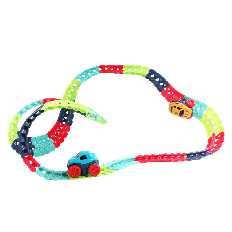 子どもの手がレールピースを曲げてコースを組み替えている様子の写真
