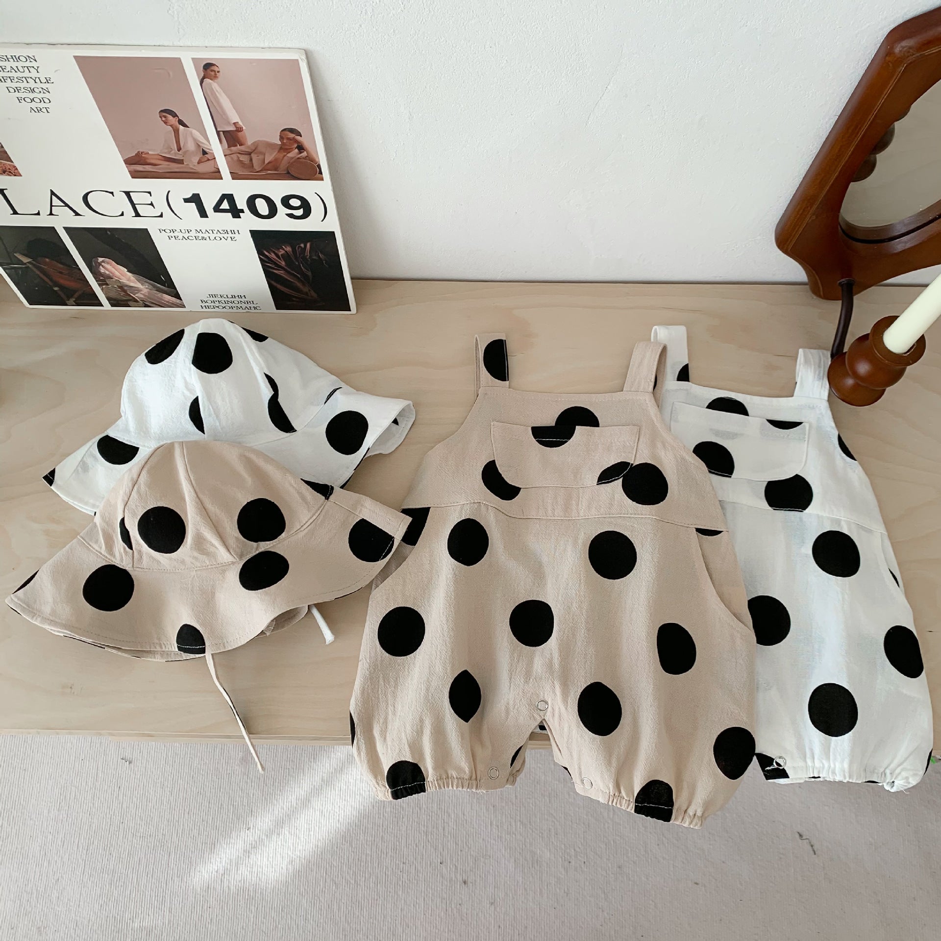 ドット柄ベビー帽子のデザインディテール
