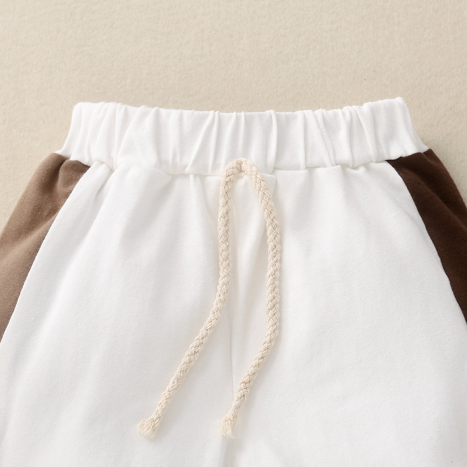 ショートパンツのウエストゴムとひもデザインのアップ
