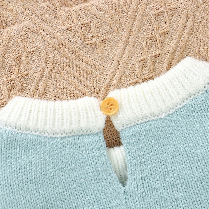 首元のリブと背面ボタン部分のディテール
