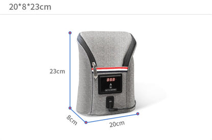 シート横に置かれた車載USBベビーボトルウォーマーと電源コード（ベビーボトルウォーマー・ミルクウォーマー）
