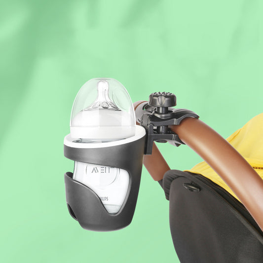 ベビーカーのハンドルに取り付けられたブラックのボトルラックと哺乳瓶（ベビーカー用ドリンクホルダー）
