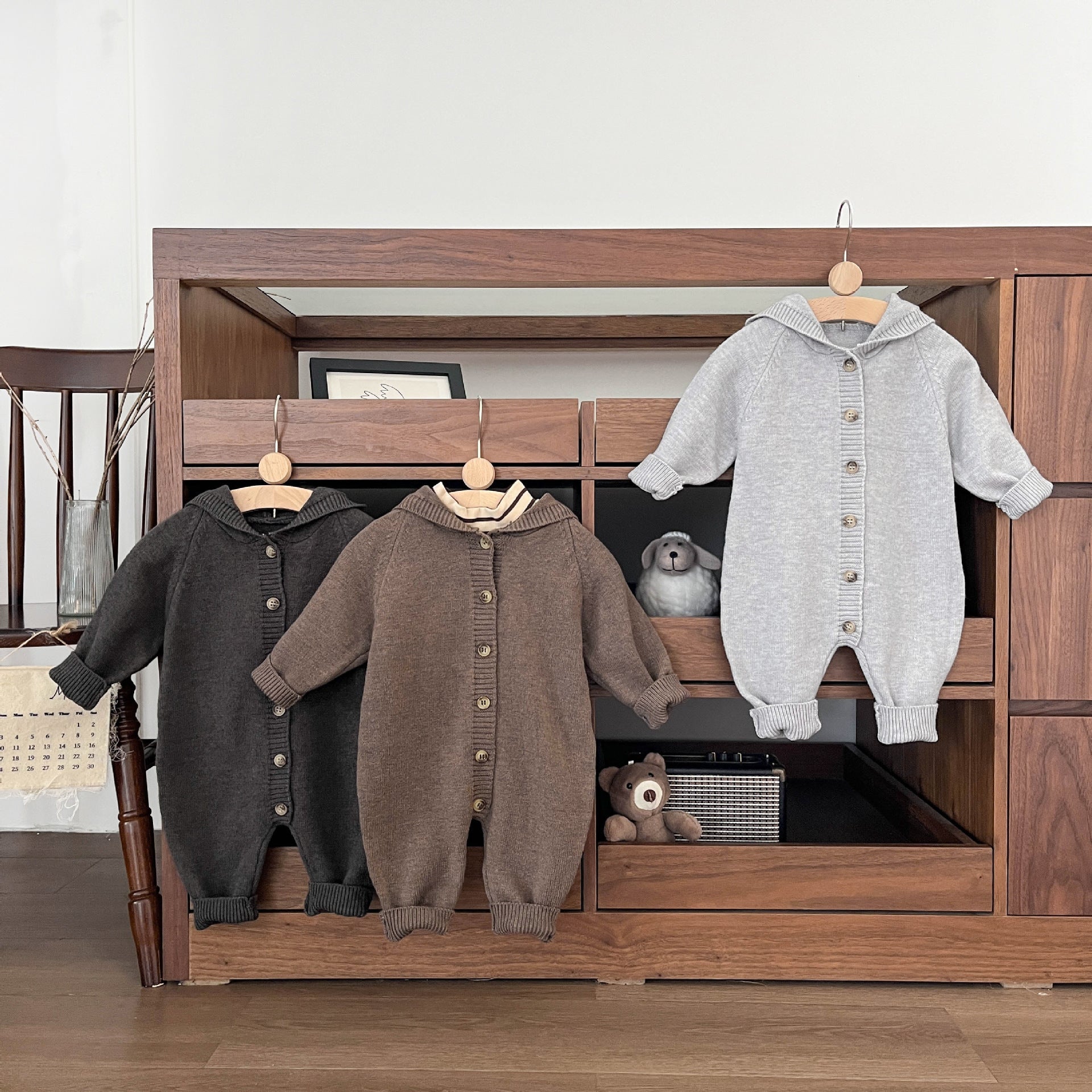 前を開けて重ね着の様子が分かるベビーカバーオール
