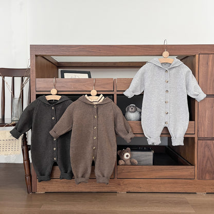 前を開けて重ね着の様子が分かるベビーカバーオール
