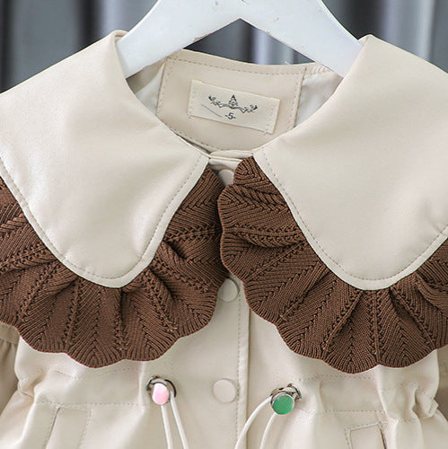 ホワイトカラーのふんわりフレアシルエットキッズコート
