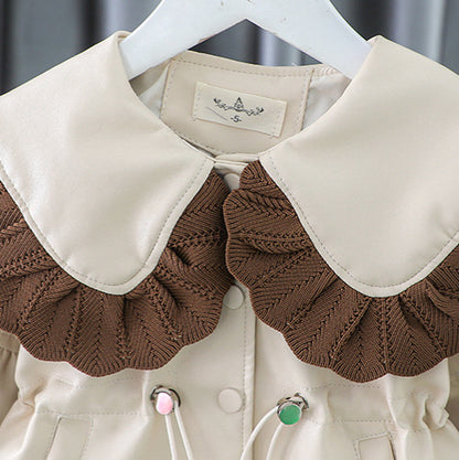 ホワイトカラーのふんわりフレアシルエットキッズコート
