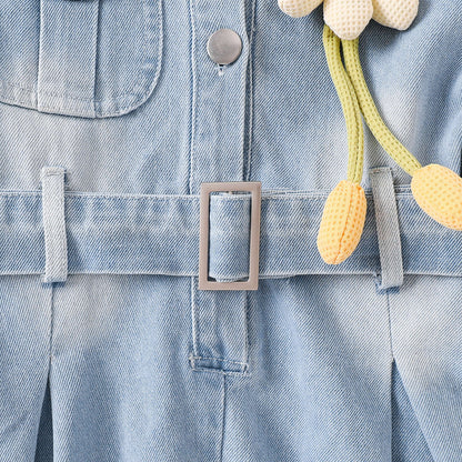 ウエストベルトとタック入りスカートがわかるデニム長袖ワンピースのウエスト部分アップ
