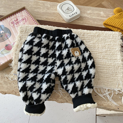 チェック柄と無地カラーを組み合わせた男女兼用もこもこボトムス
