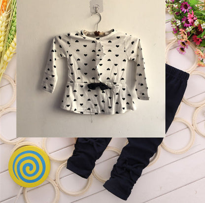 ホワイトトップスとパンツのシンプルな女の子パンツスーツ
