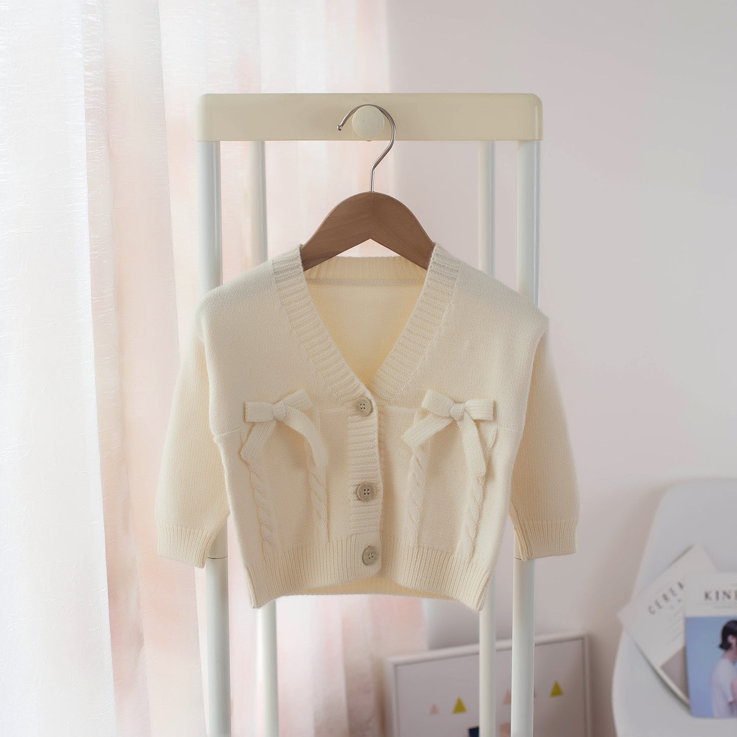 Vネックリボン付きベビーカーディガン ベージュカラー
