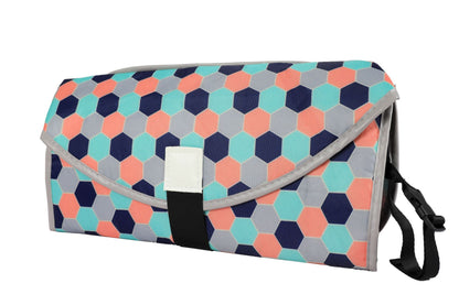 ジオメトリックオレンジ 携帯おむつ替えクラッチ 防水（おむつ替えマット）
