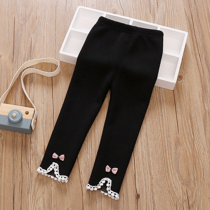 ブラックカラーの女の子用レギンスパンツと裾レースディテール
