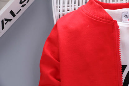 レッドの子ども用ジャケットのネックラインとフロントファスナー部分のディテール画像
