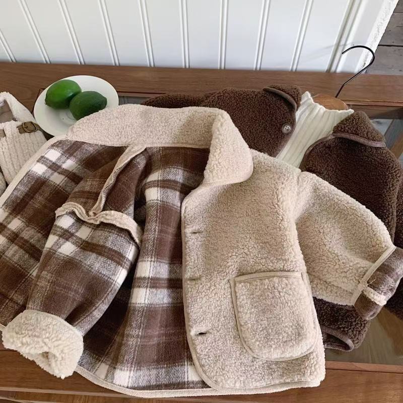 ベージュのニットとパンツにブラウンボアジャケットを重ねたキッズ秋冬コーデ
