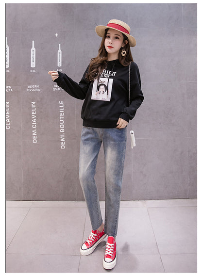 マタニティデニムパンツの全身着用イメージ
