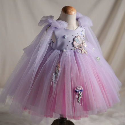 チュールスカートのふんわりした質感と光沢を映したクローズアップ
