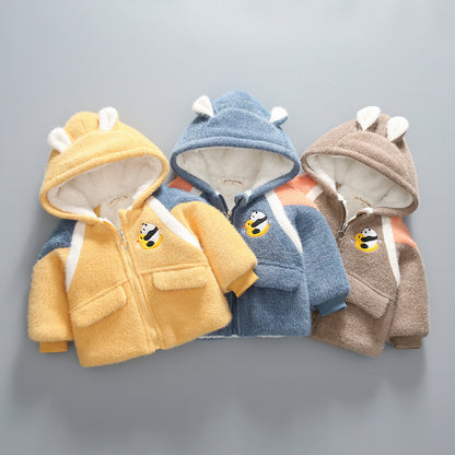 ミンクタッチ素材の中綿キッズジャケットをハンガーに掛けた正面写真
